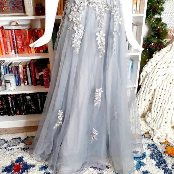 NEW LA FEMME Embroidered & Beaded Ballgown Z55 - Picture 3 of 12